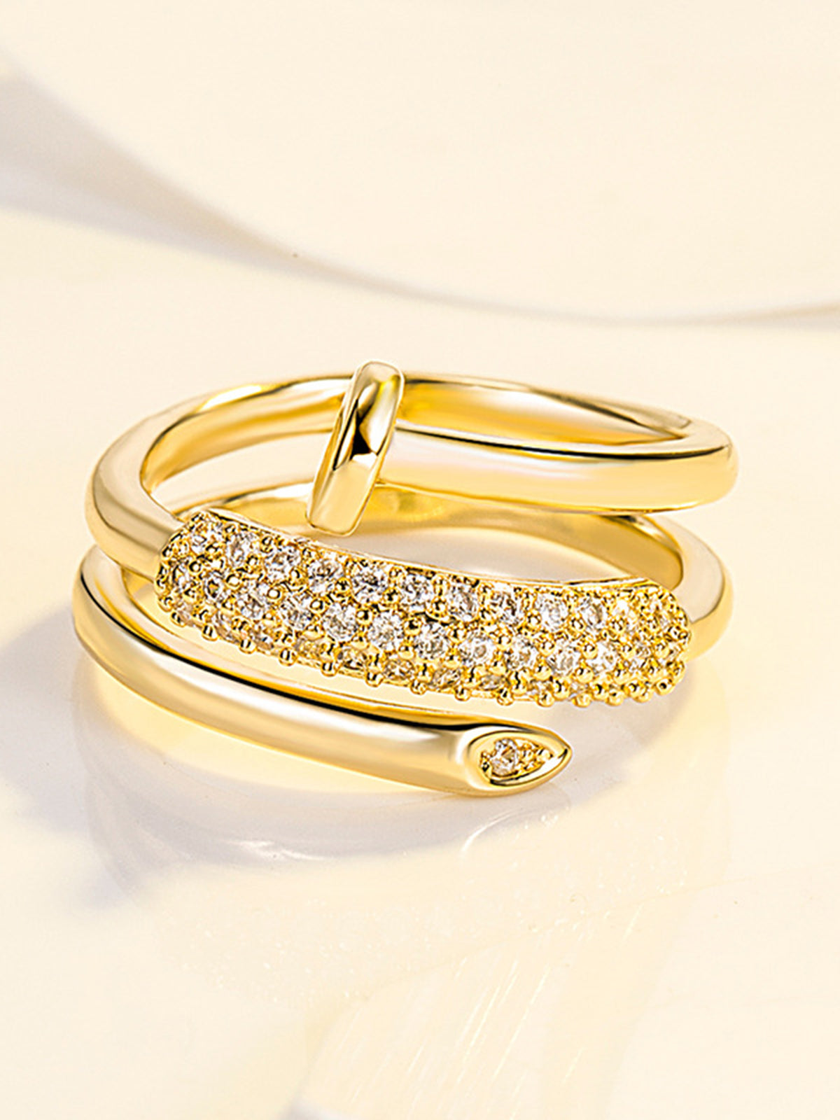Bague empilable dorée avec détails scintillants