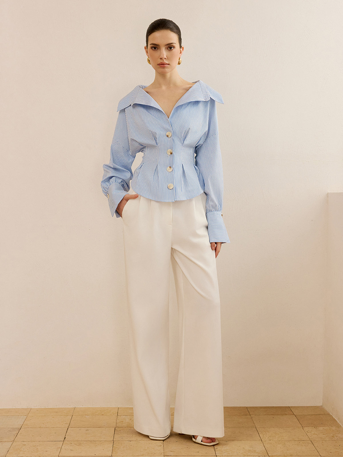 Gestreiftes Hemd mit Kragen und taillierendem Design