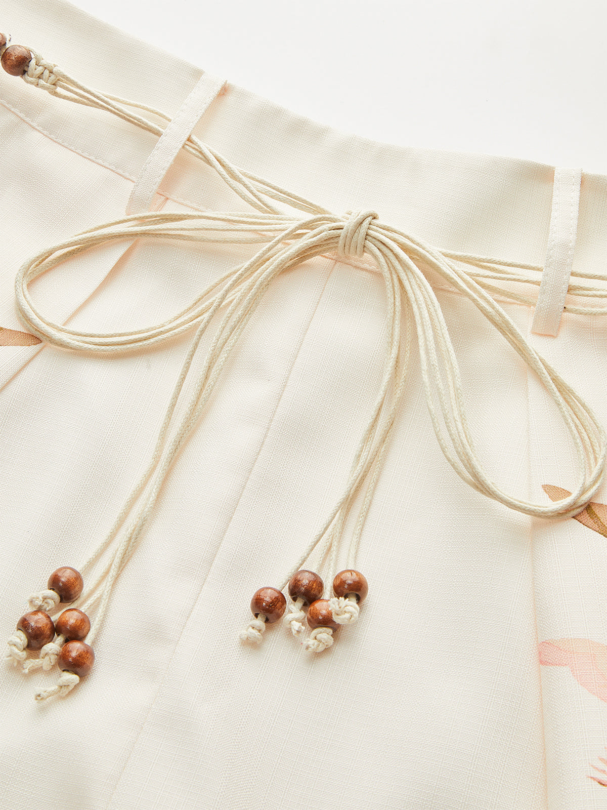 Shorts mit Gürtel und tropischem Print, mittelhoch geschnitten