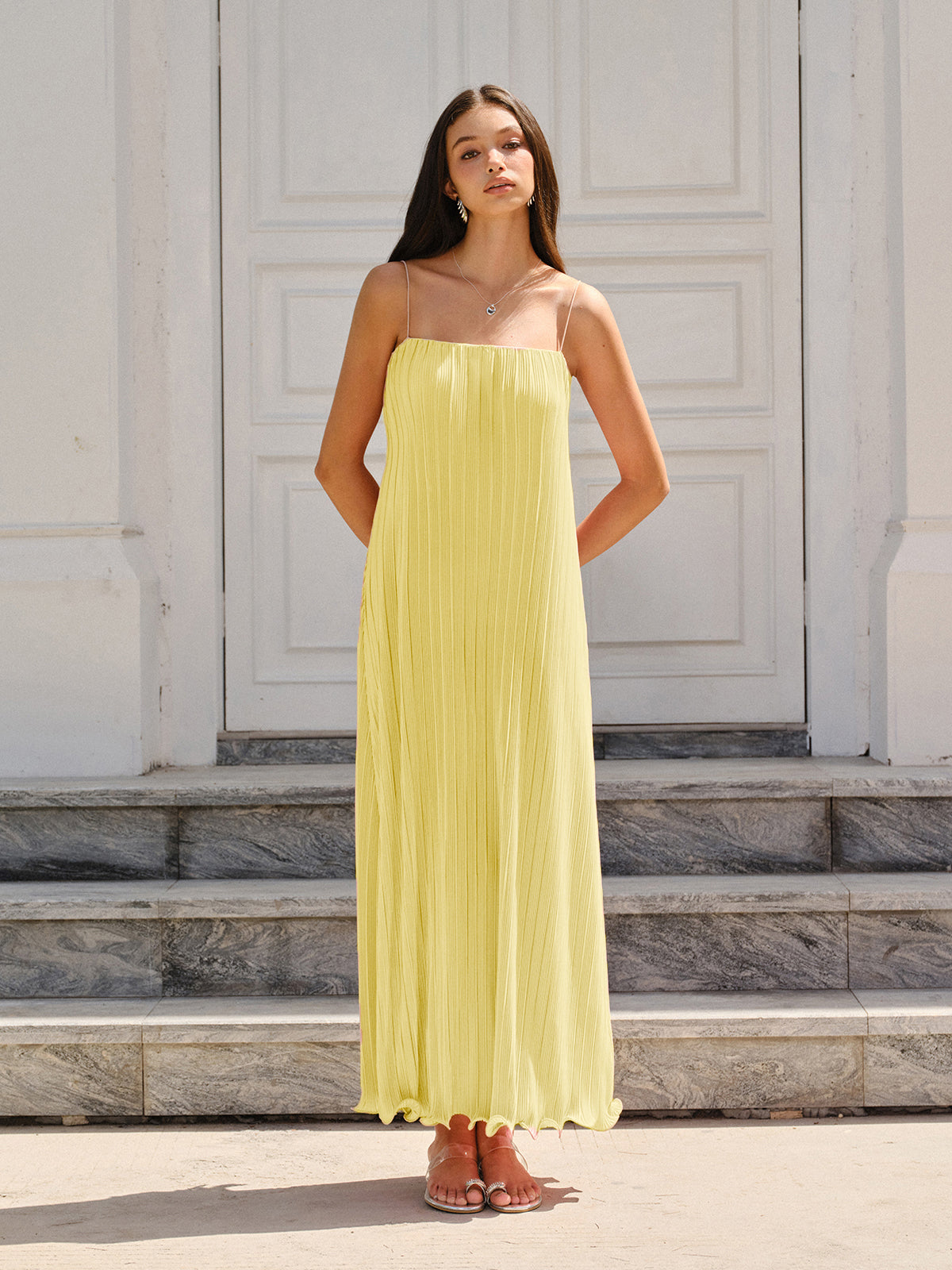 Robe longue plissée verticale à fines bretelles