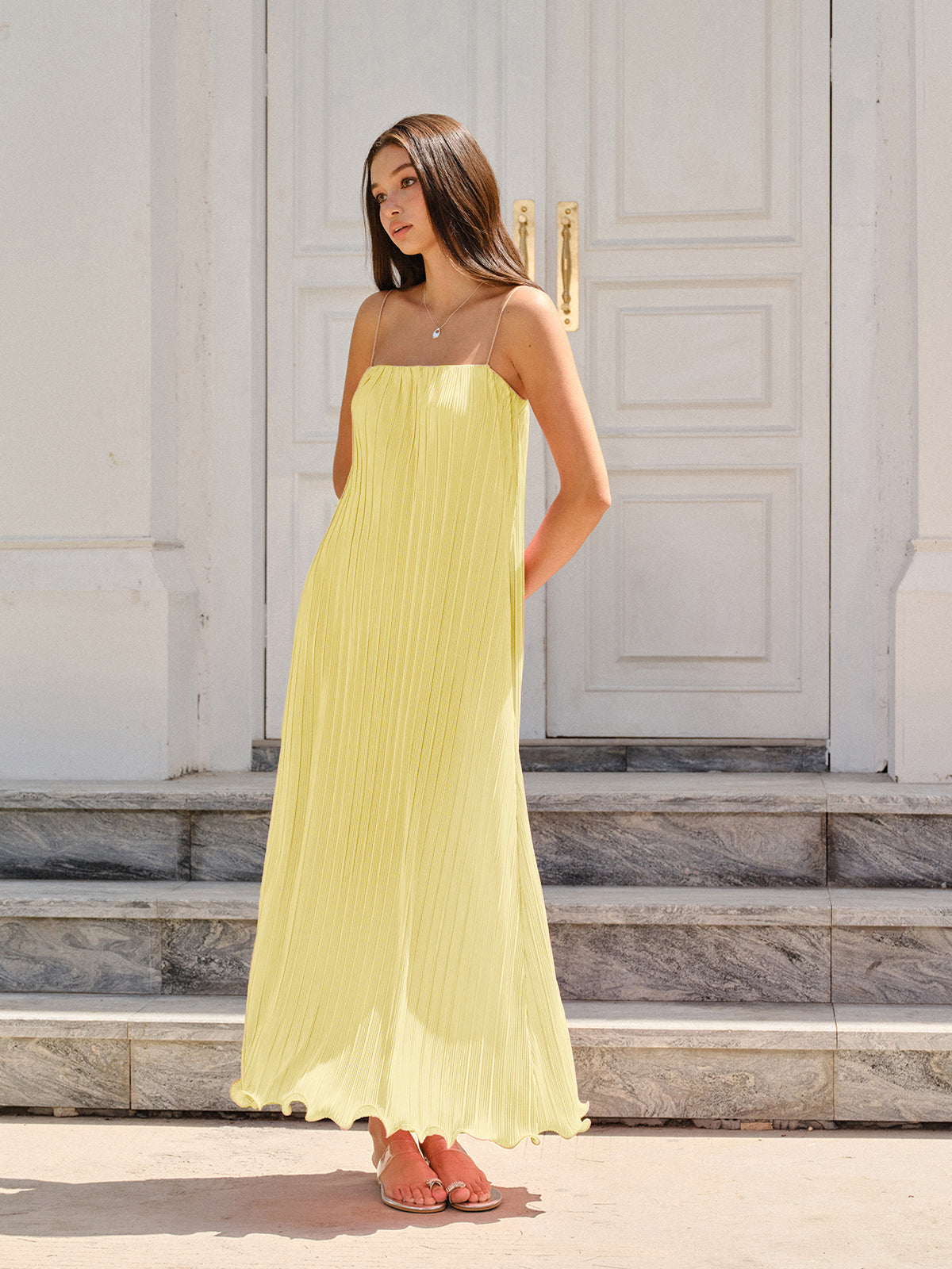Robe longue plissée verticale à fines bretelles