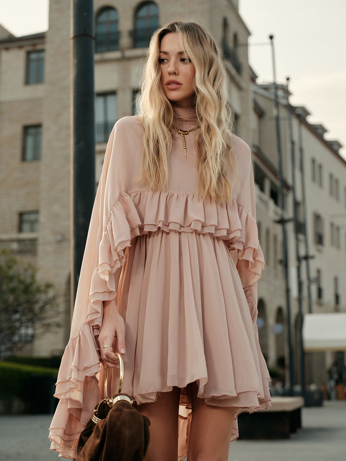 Halbtransparentes Chiffon-Rüschenkleid mit Umhang