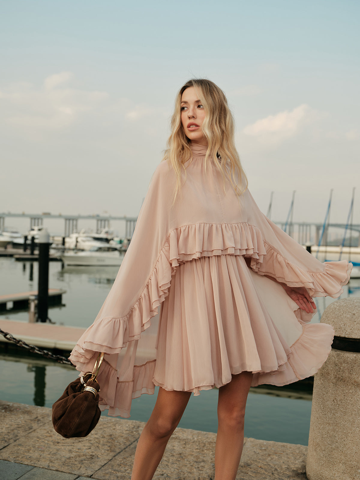 Halbtransparentes Chiffon-Rüschenkleid mit Umhang