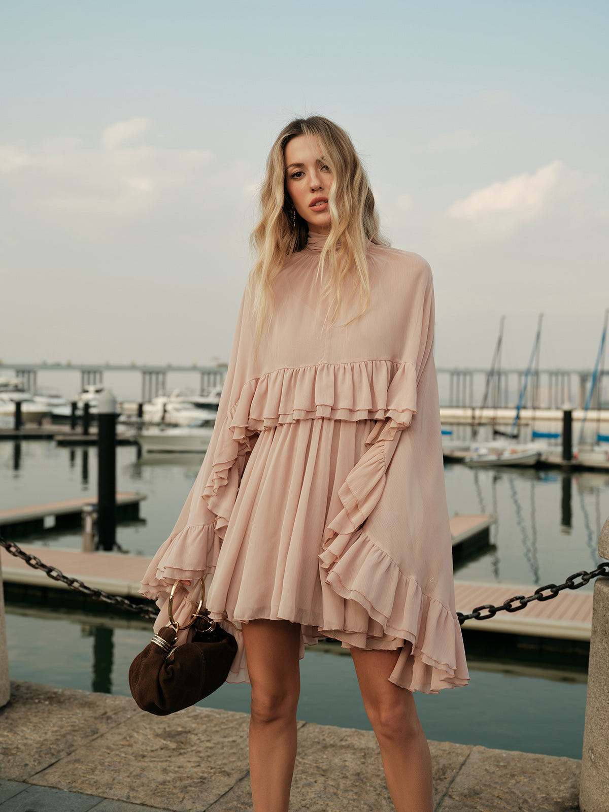 Halbtransparentes Chiffon-Rüschenkleid mit Umhang