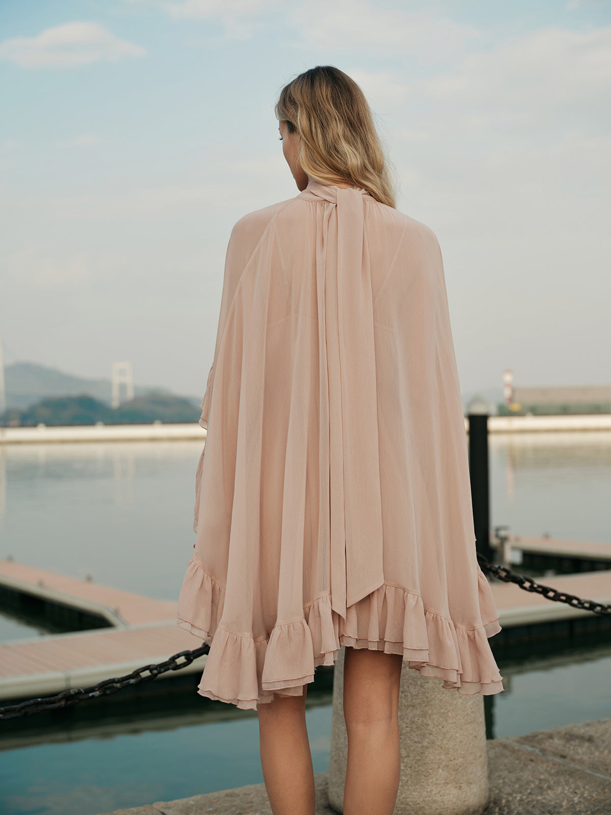Halbtransparentes Chiffon-Rüschenkleid mit Umhang