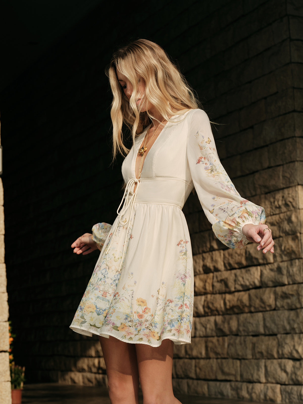 Robe à imprimé floral et nœud sur le devant