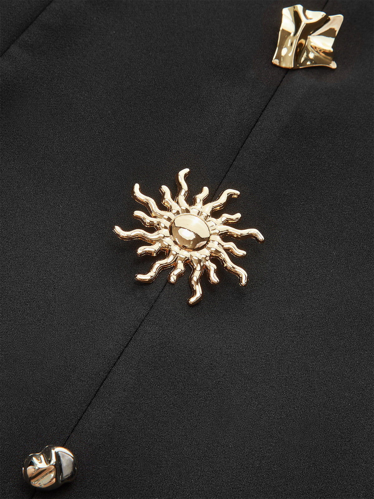 Robe dos nu à boutons métalliques