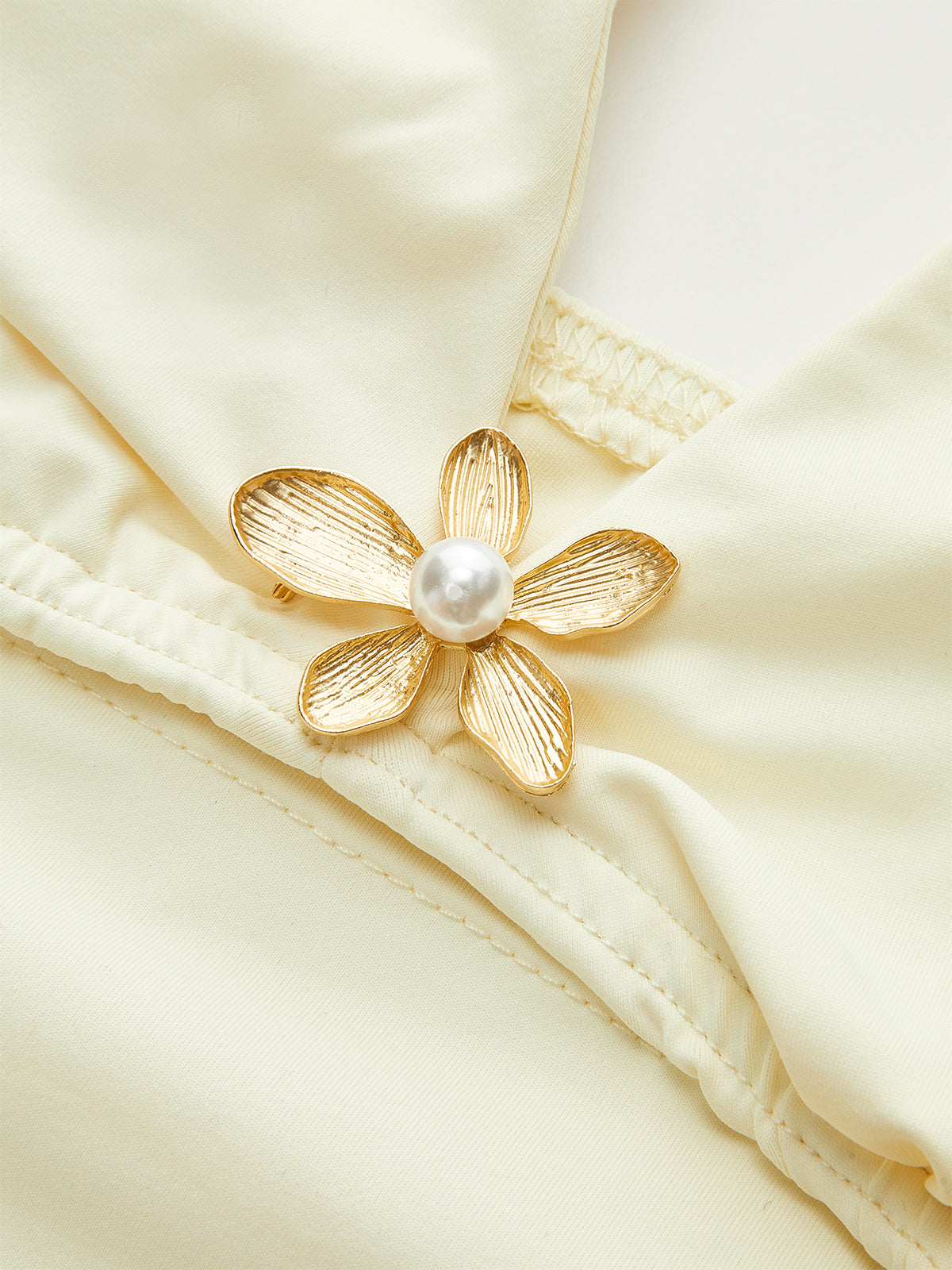 Ensemble haut court dos nu et jupe à empiècements en résille