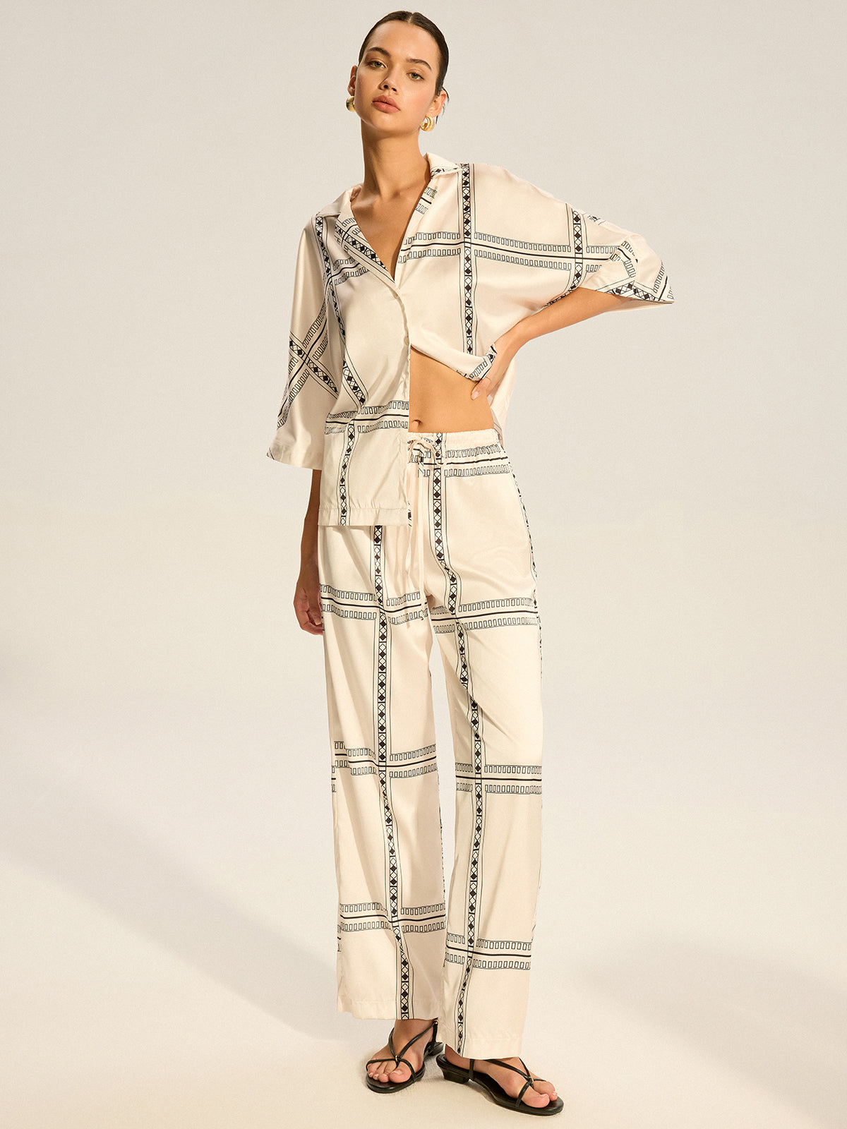 Ensemble de pantalon et haut en satin imprimé géométrique