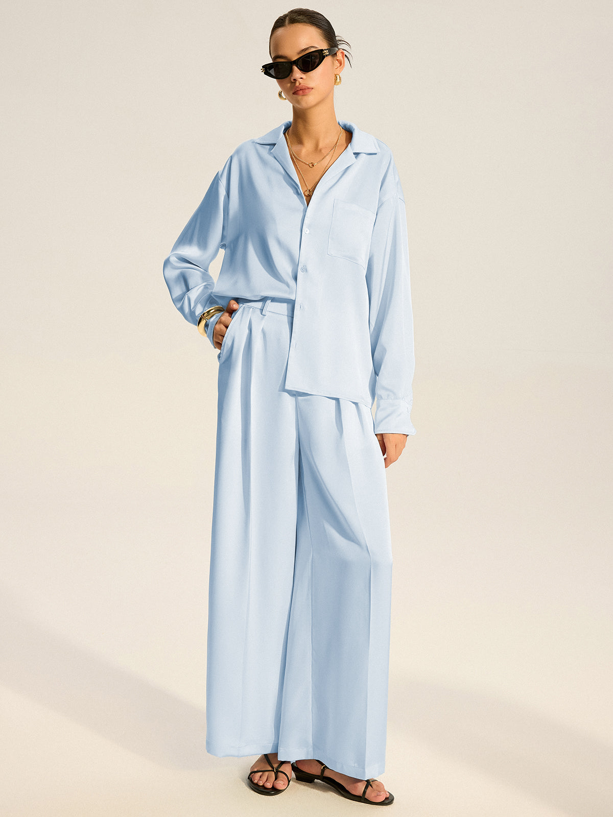 Ensemble chemise ample en satin et pantalon plissé
