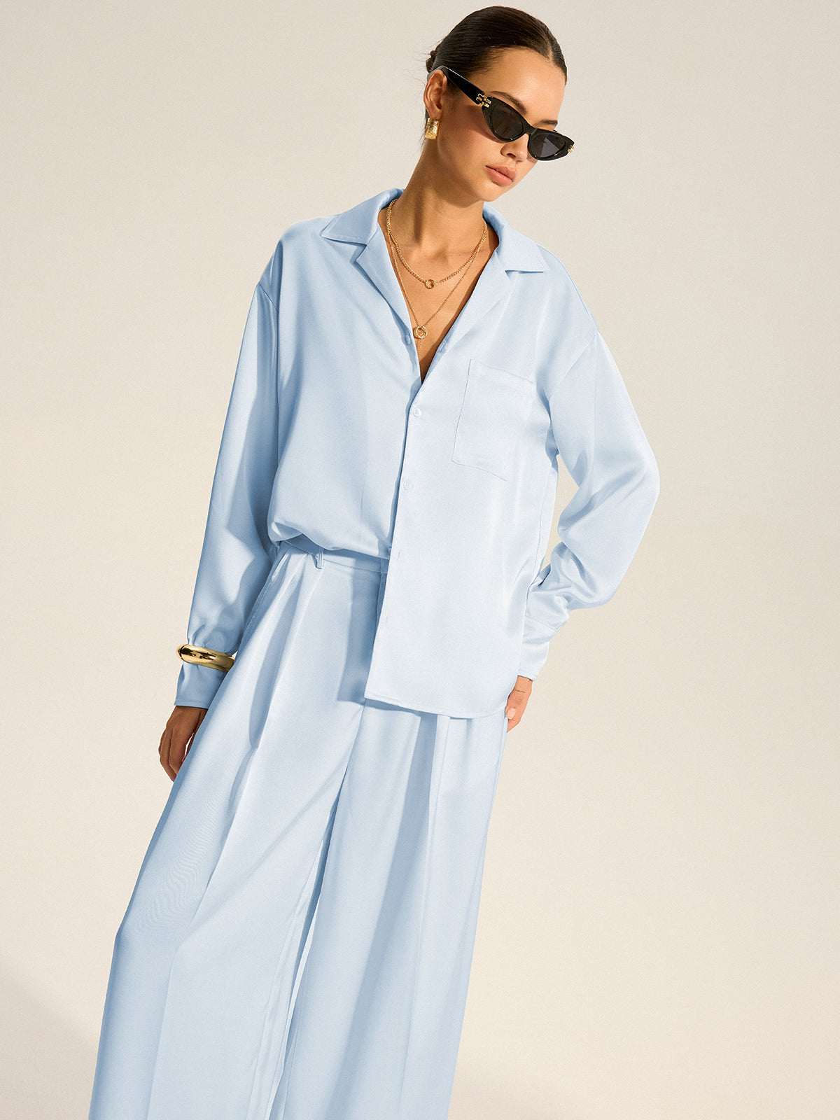 Ensemble chemise ample en satin et pantalon plissé