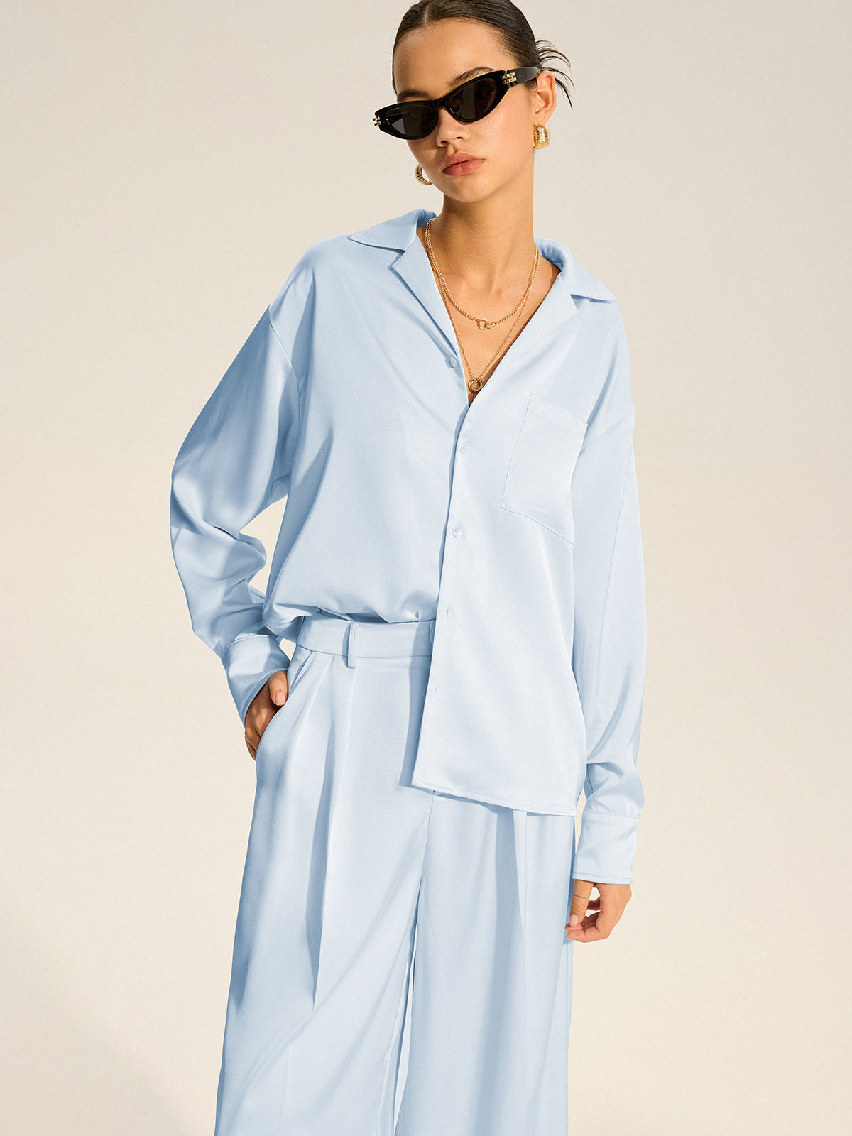 Ensemble chemise ample en satin et pantalon plissé