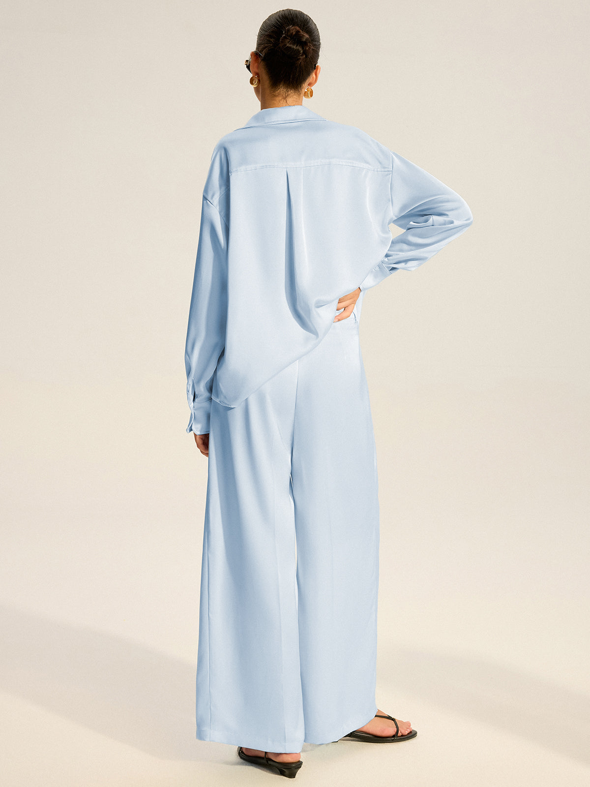 Ensemble chemise ample en satin et pantalon plissé