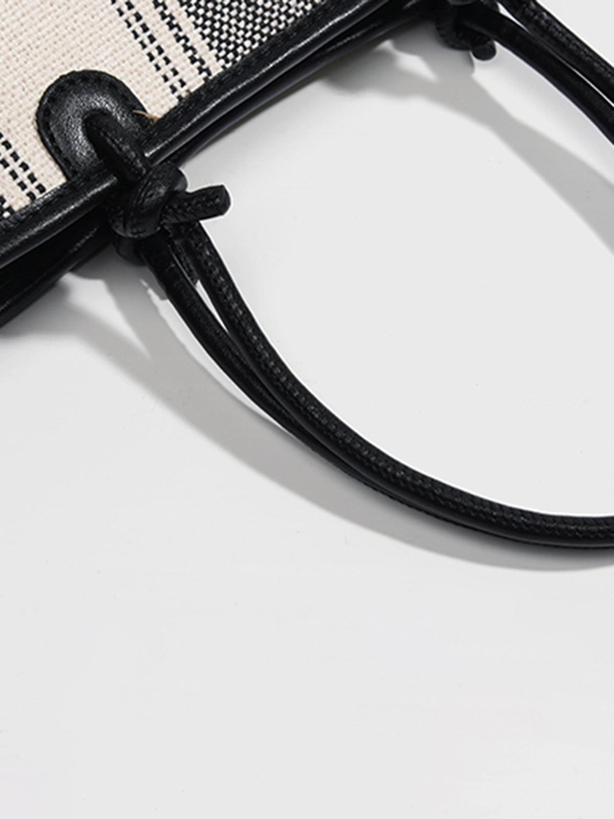 Gestreifte Leinentasche