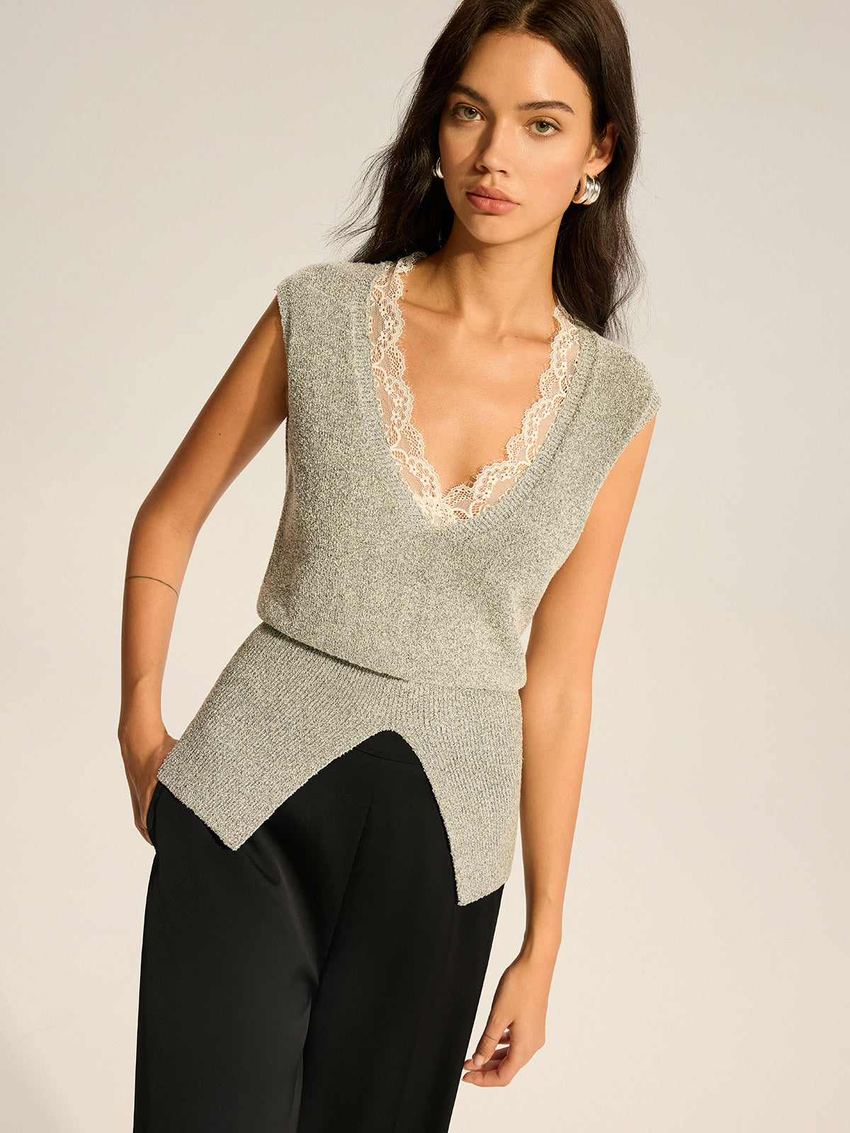 Strickweste mit Spitzendetail und Taillenschnürung
