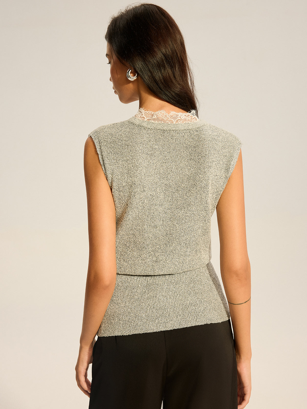 Strickweste mit Spitzendetail und Taillenschnürung