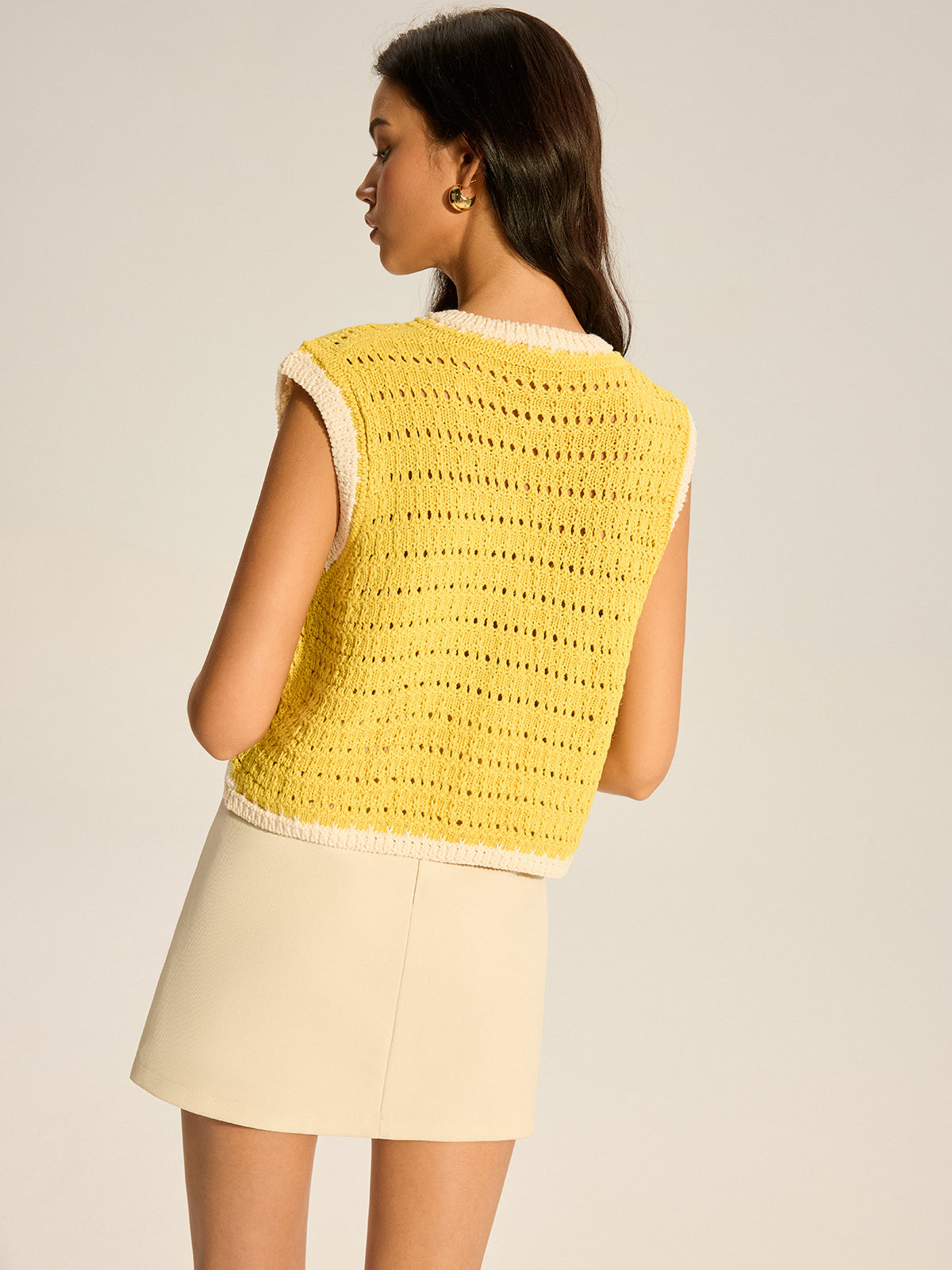 Gehäkelte Strickweste mit Kontrastbesatz