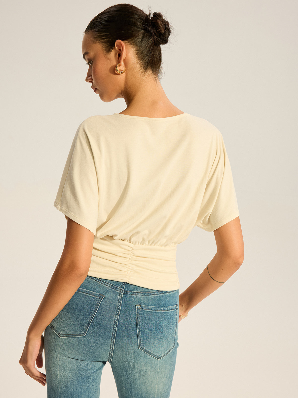 Haut drapé asymétrique froncé avec détail d'anneau métallique