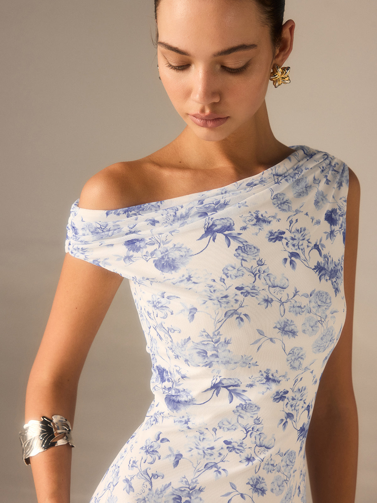 Maxikleid mit Blumenmuster, asymmetrischem Schnitt und überschnittenen Schultern