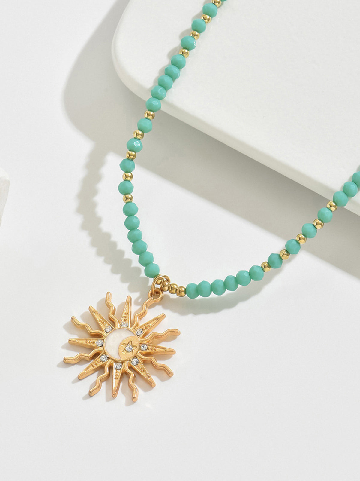 Collier ras du cou turquoise à perles avec pendentif soleil-lune