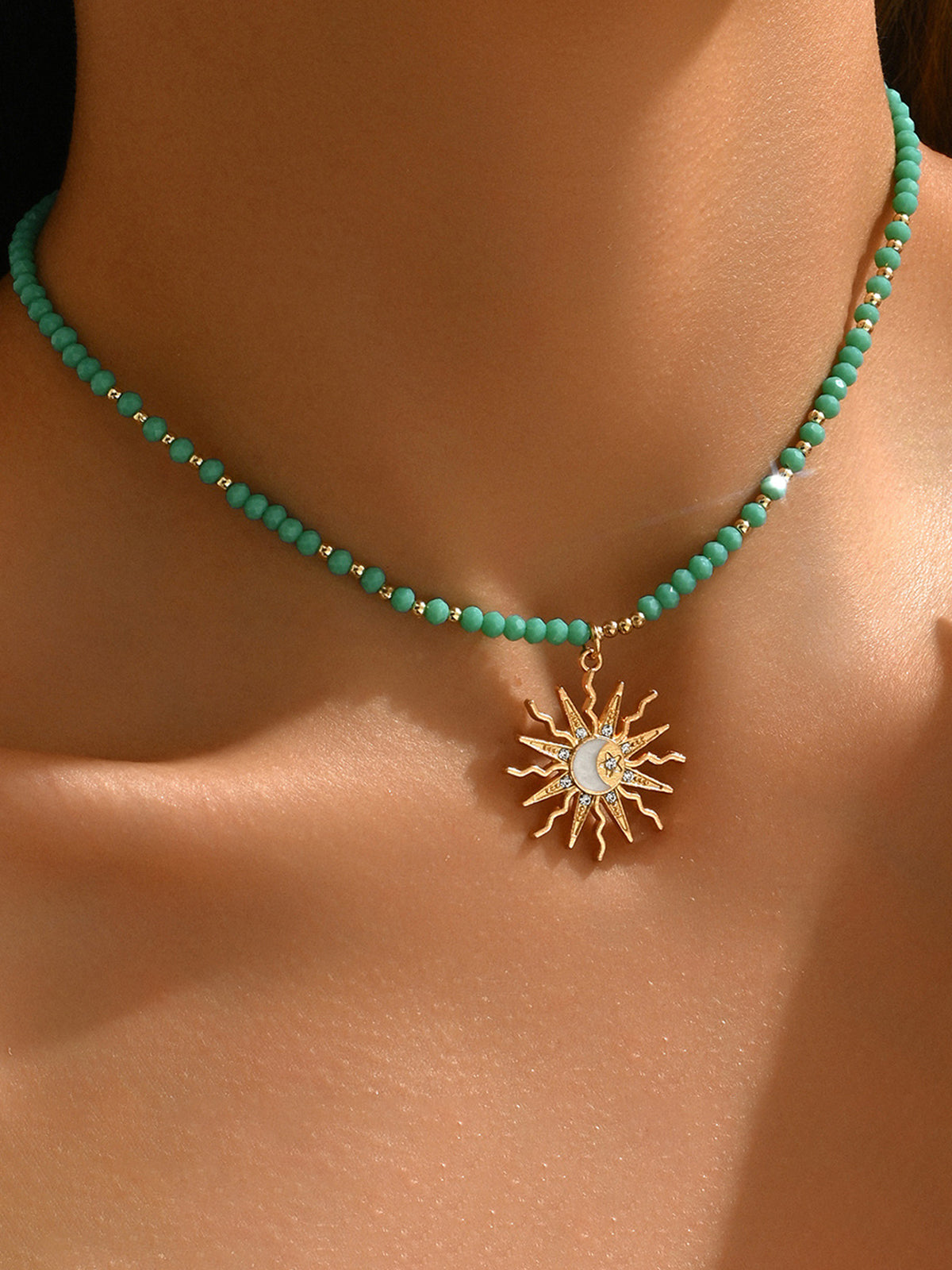Türkiser Perlen-Choker mit Sonne-Mond-Anhänger