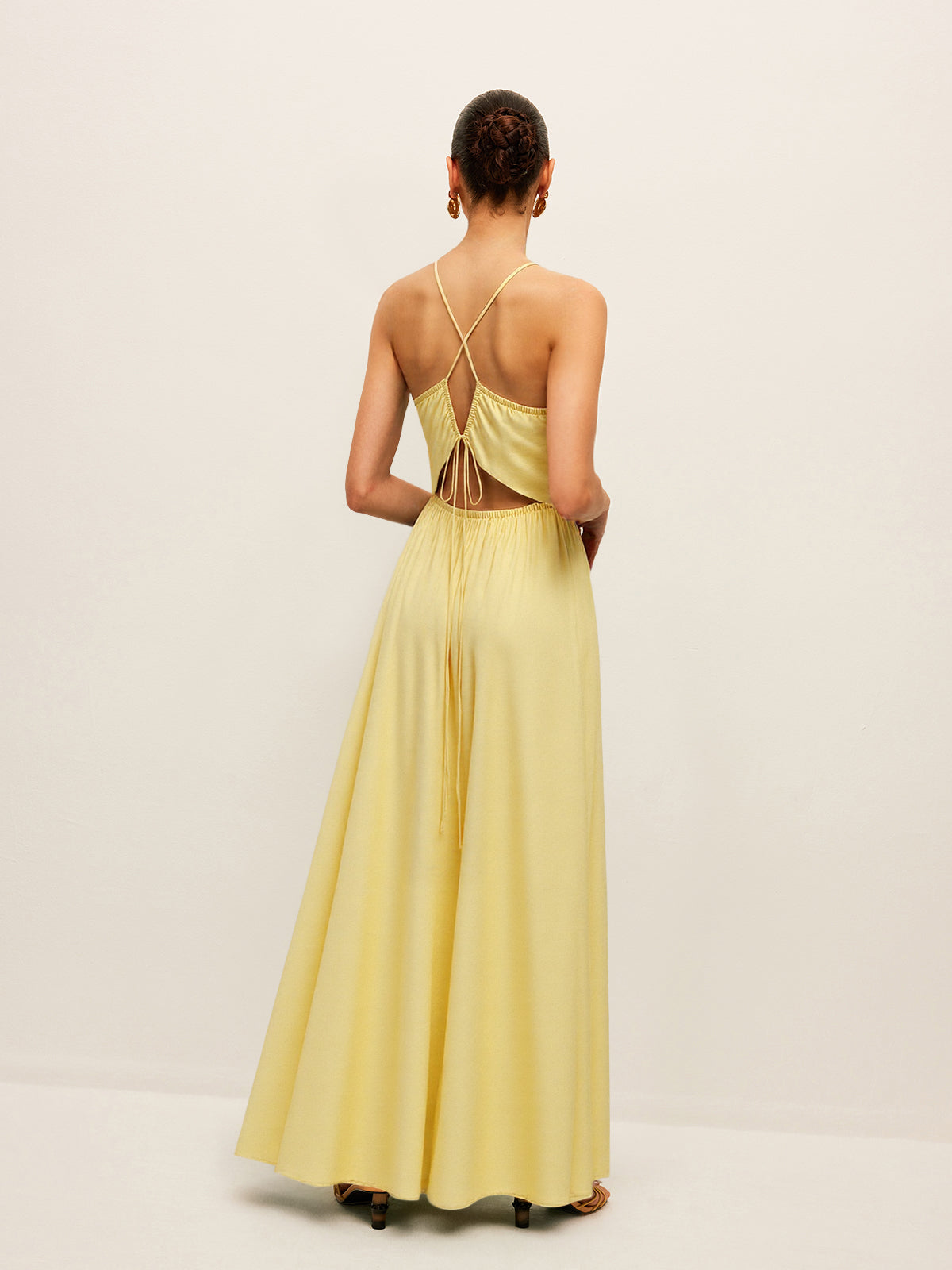Robe longue à fines bretelles avec taille froncée et dos croisé