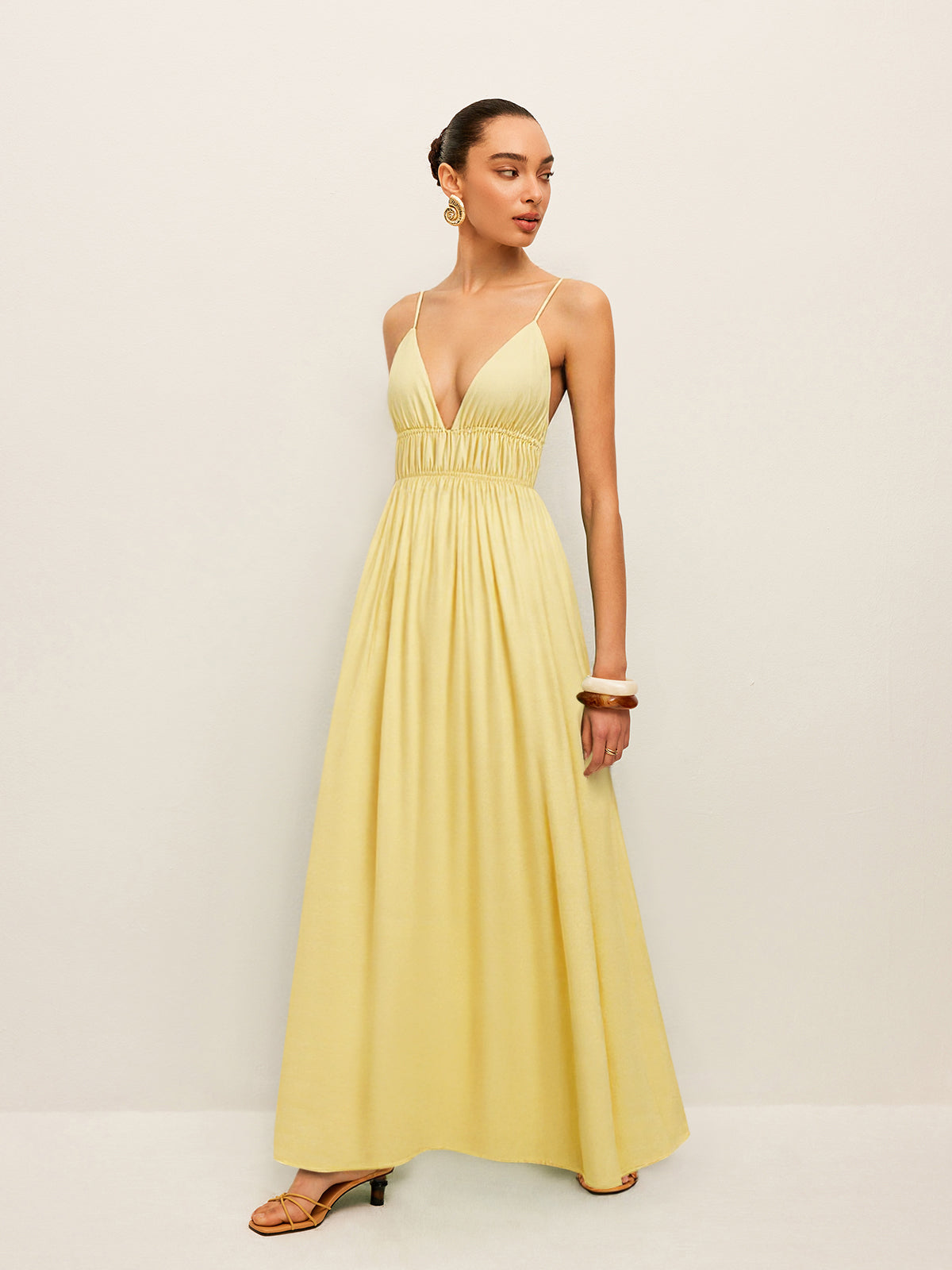 Robe longue à fines bretelles avec taille froncée et dos croisé