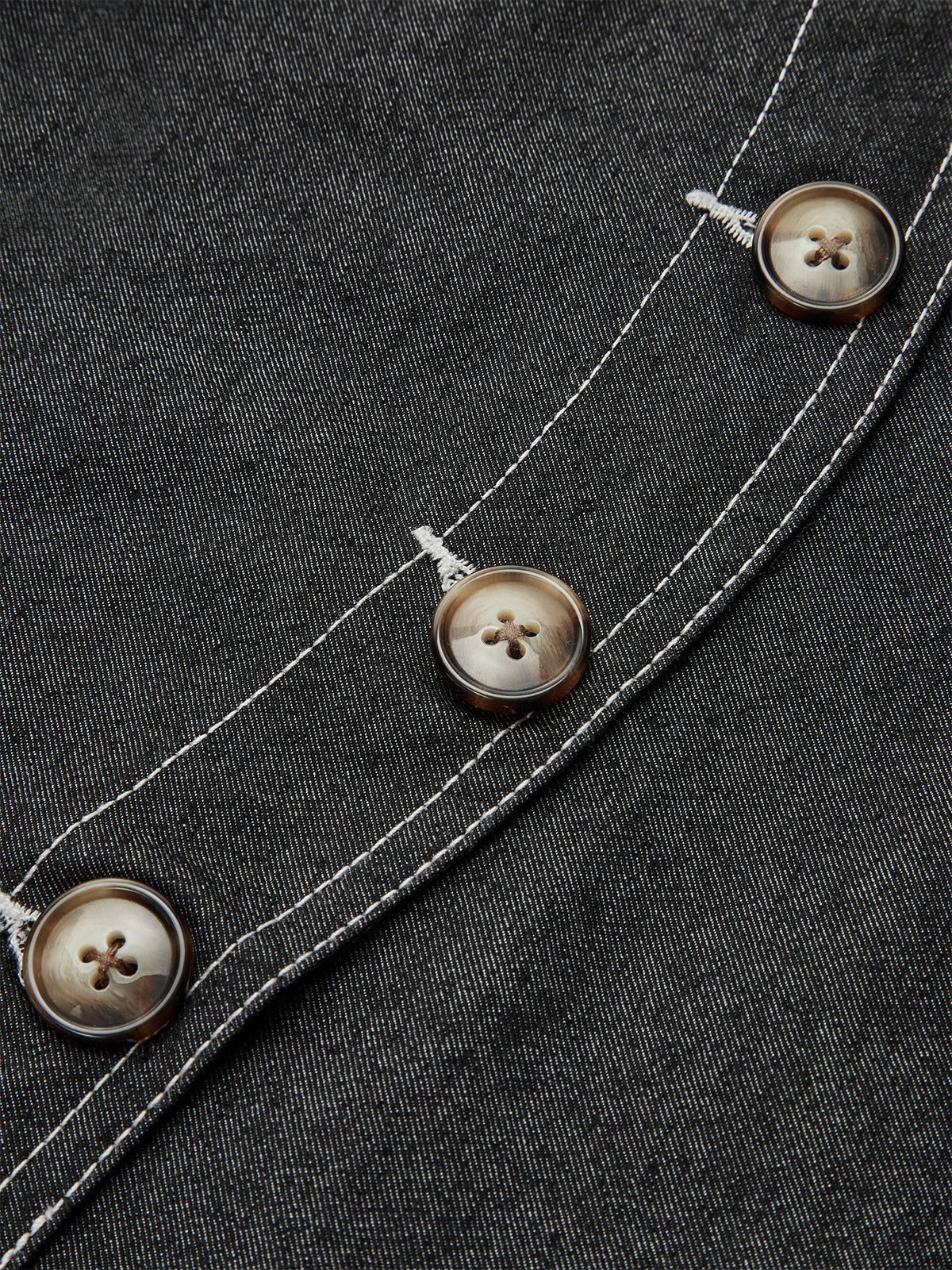 Asymmetrischer Minirock mit Knopfleiste und Taschen