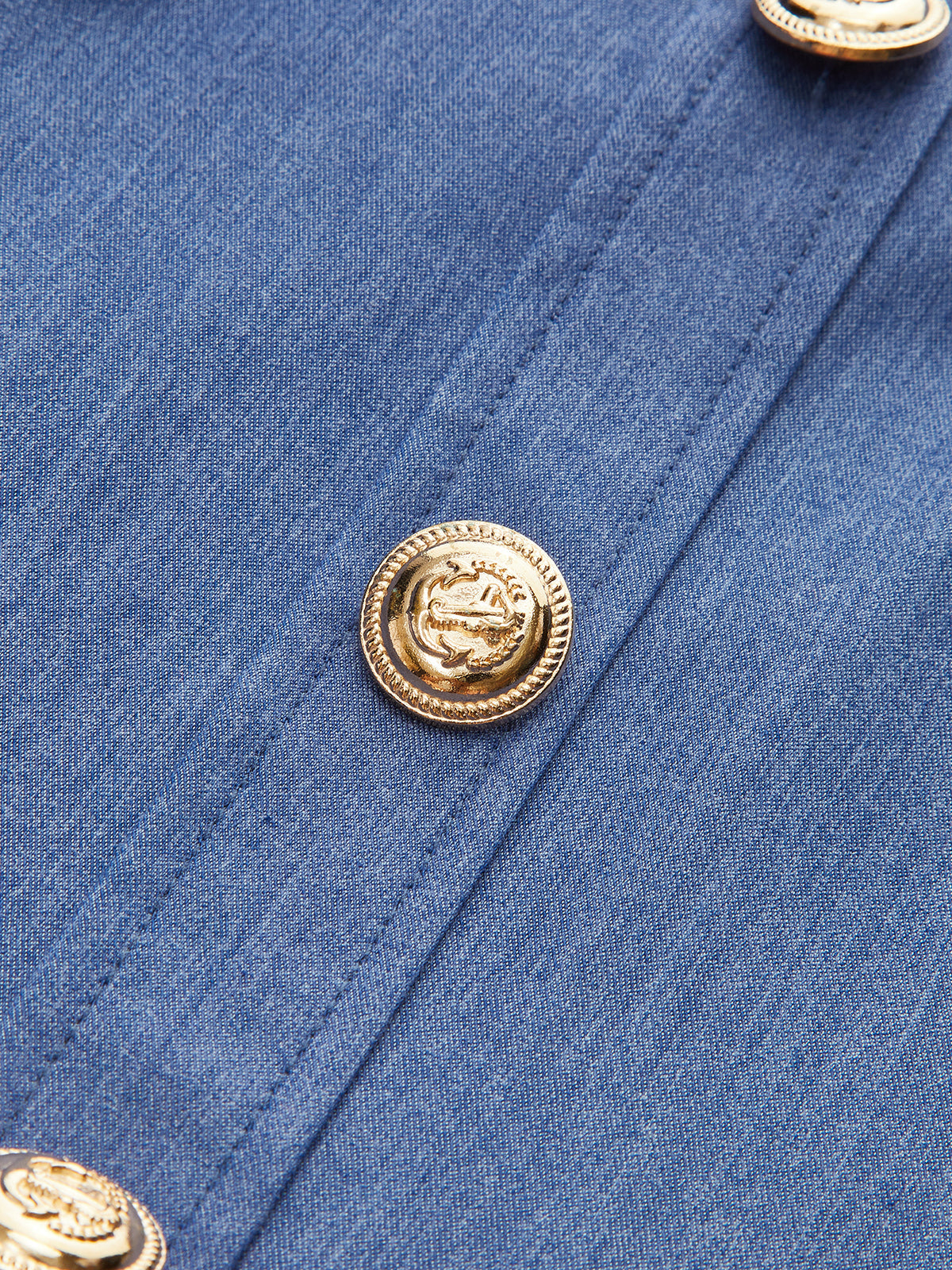 Robe plissée à col montant et bouton métallique