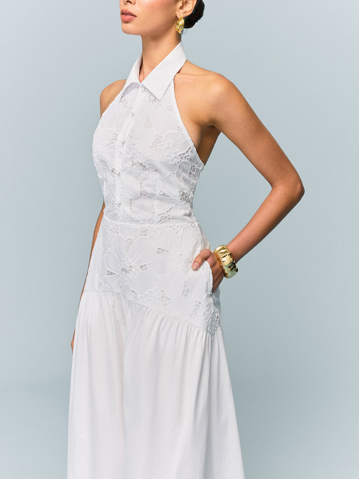 Robe brodée à col halter, avec poches et sans ceinture