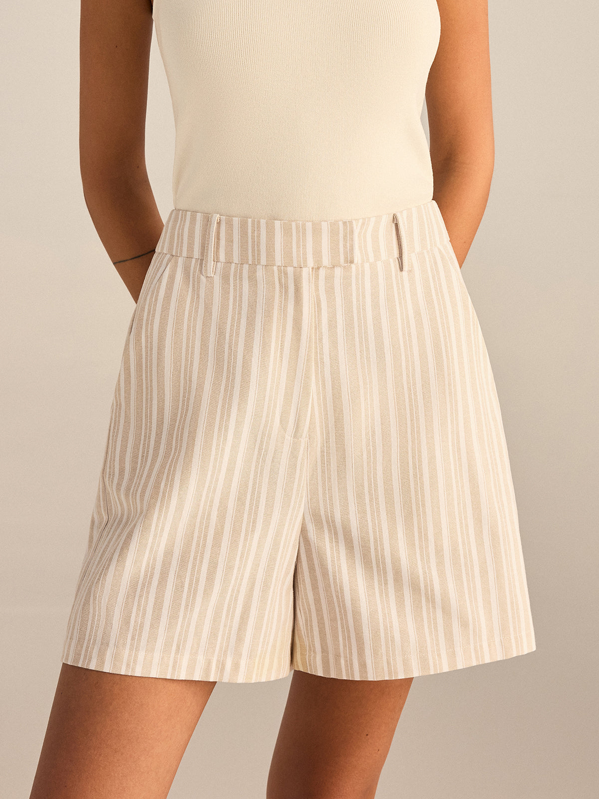 Short rayé taille mi-haute