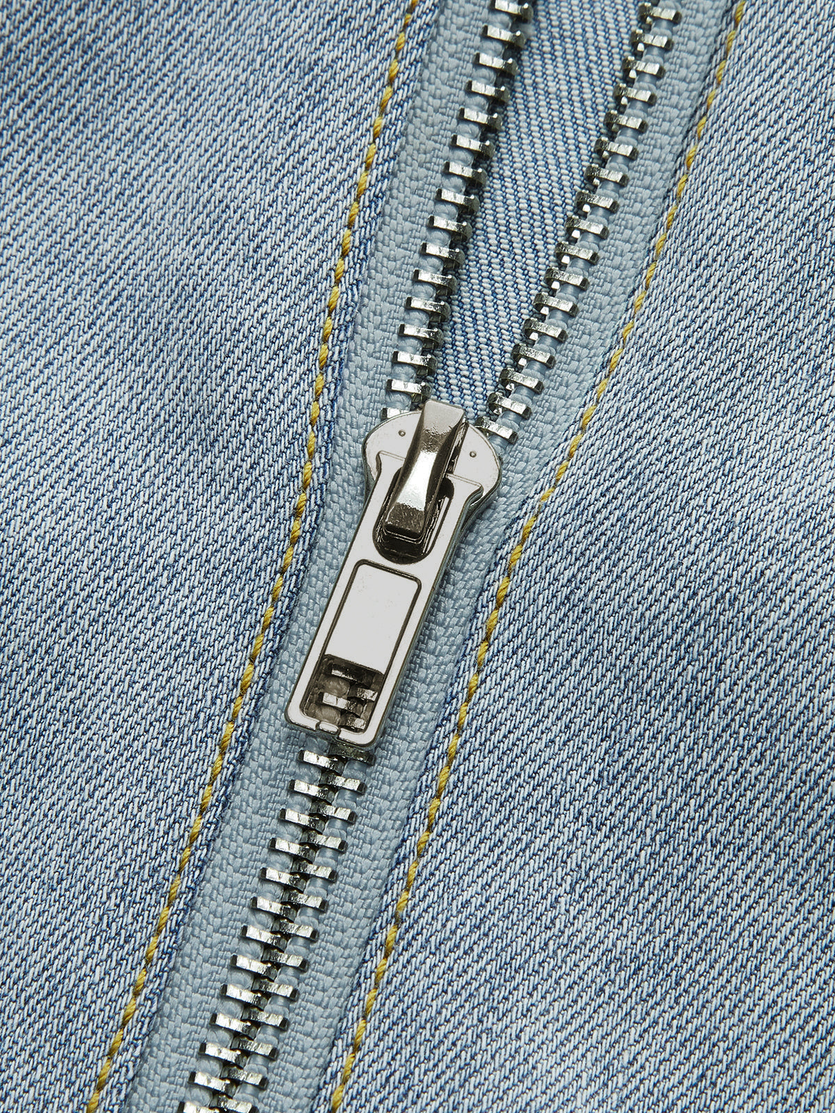 Robe sans manches en jean boutonnée sur le devant