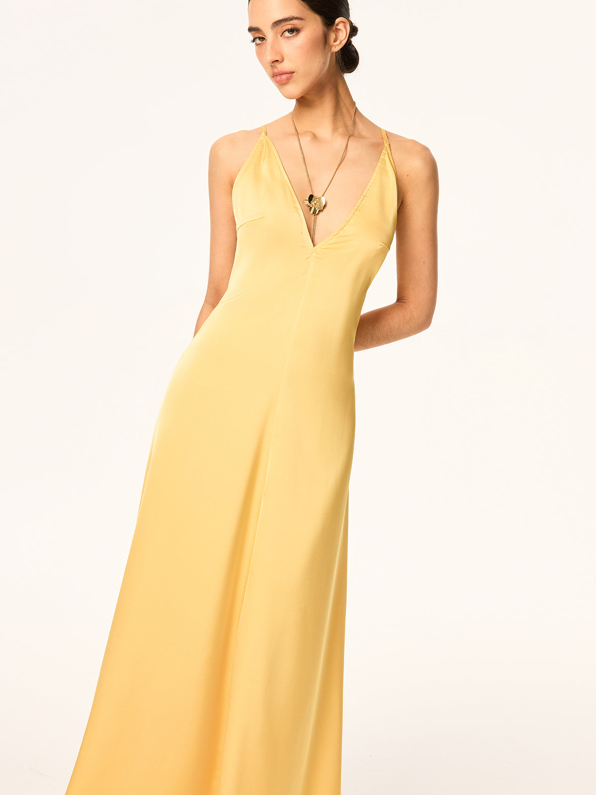 Robe longue en satin dos nu à bretelles croisées