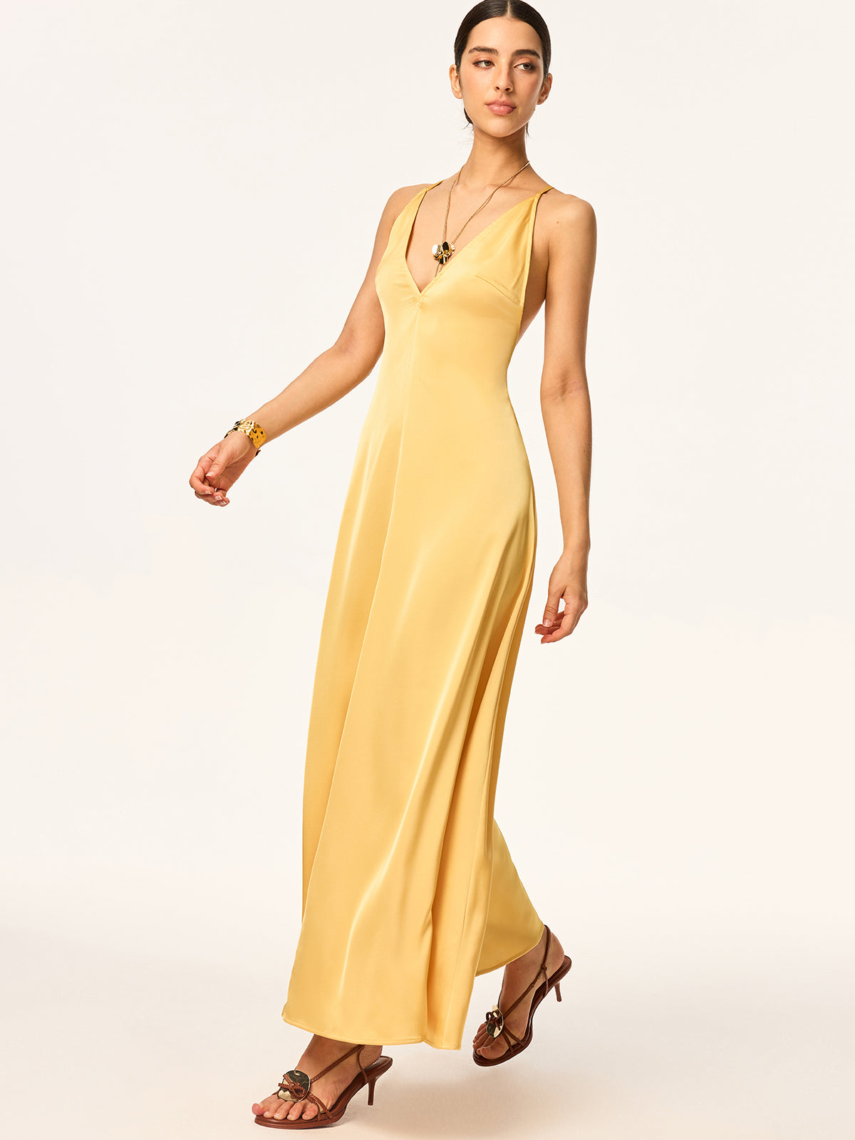 Robe longue en satin dos nu à bretelles croisées