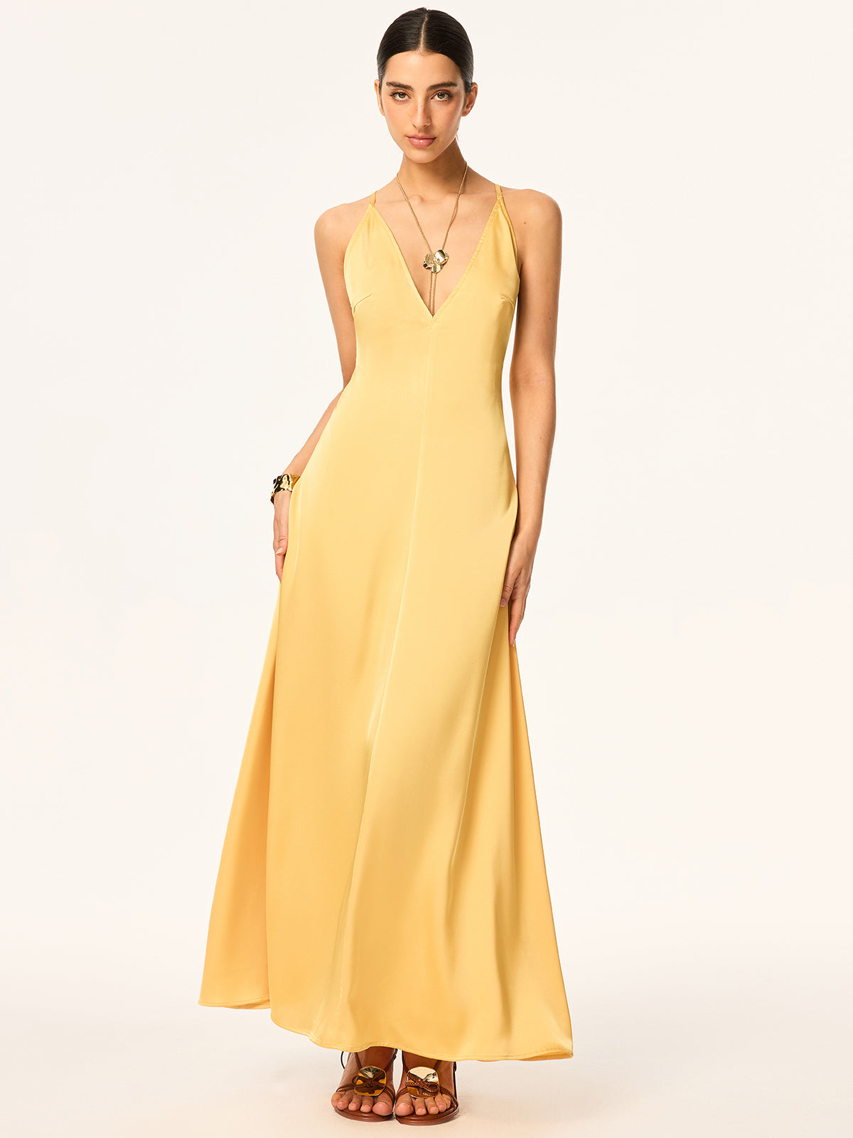 Robe longue en satin dos nu à bretelles croisées