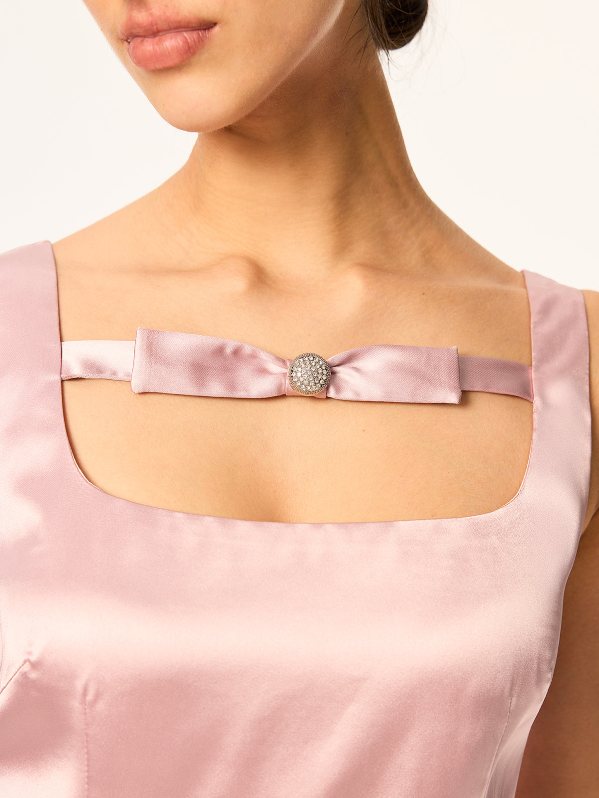 Robe courte en satin avec nœud et détails en strass