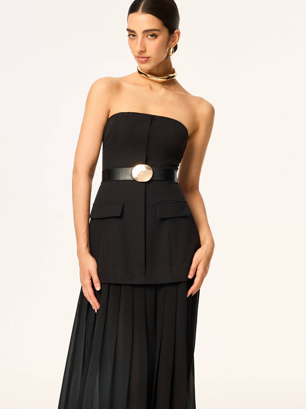 Halbtransparentes trägerloses Midikleid mit Gürtel und Chiffonsaum