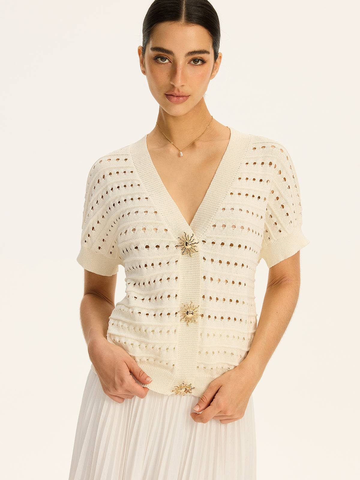 Strickjacke mit V-Ausschnitt, Ösen und Metallknöpfen