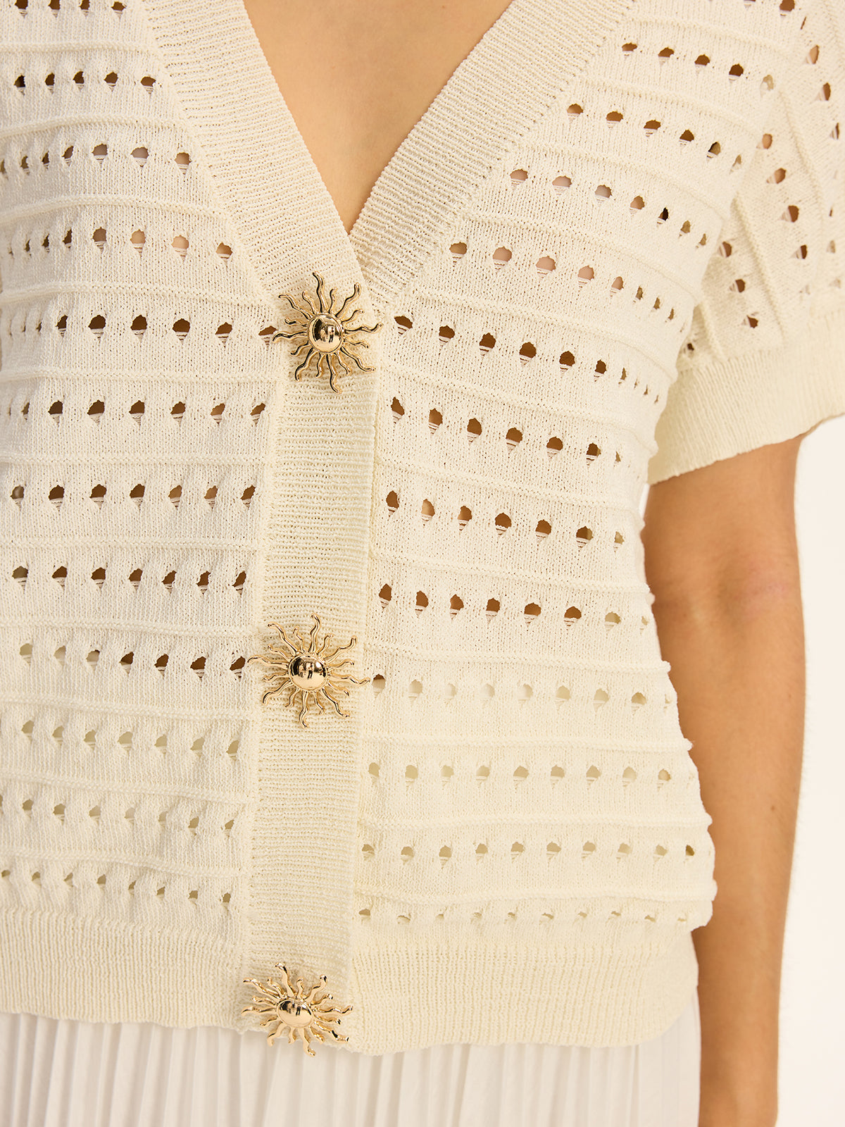 Strickjacke mit V-Ausschnitt, Ösen und Metallknöpfen