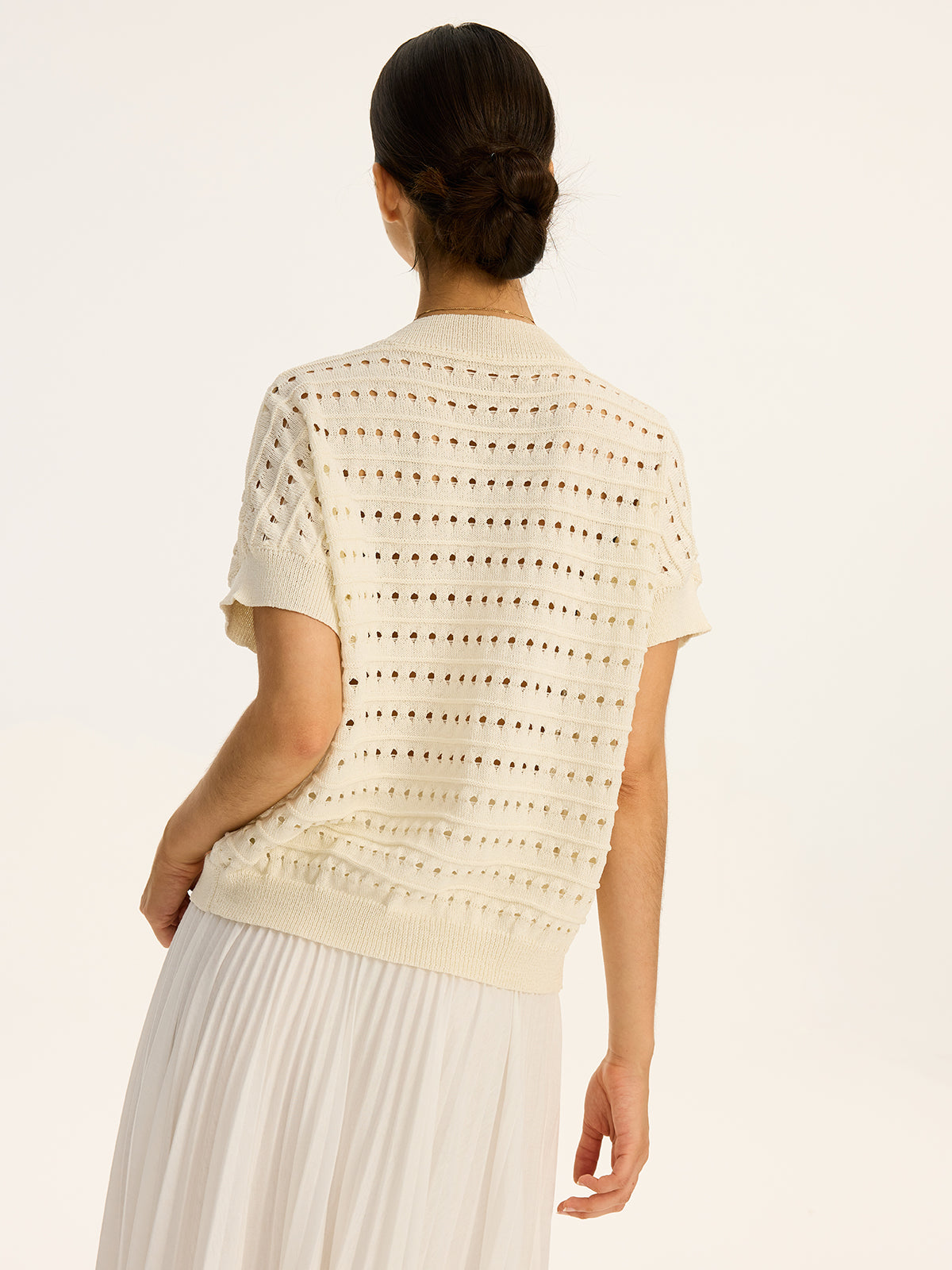 Strickjacke mit Lochmuster, Metallknöpfen und V-Ausschnitt