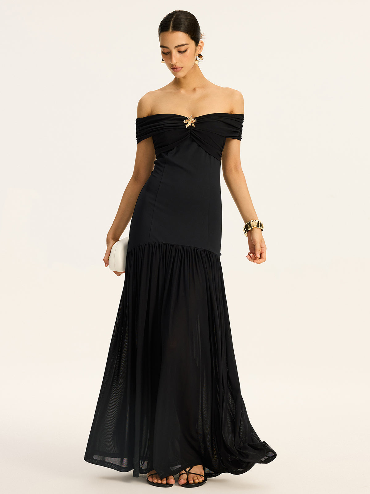Robe longue semi-transparente à épaules dénudées avec panneaux en maille froncée