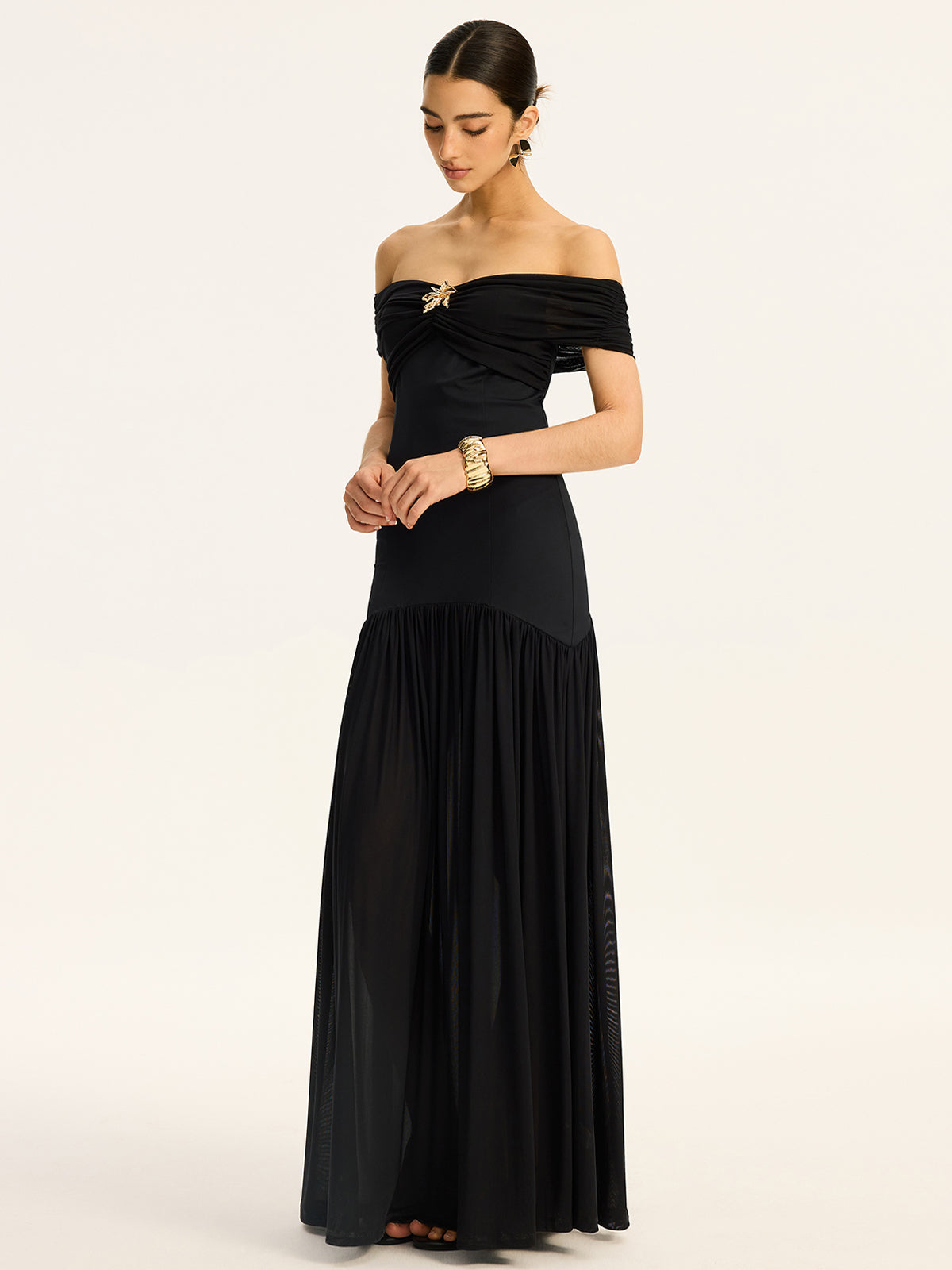 Robe longue semi-transparente à épaules dénudées avec panneaux en maille froncée