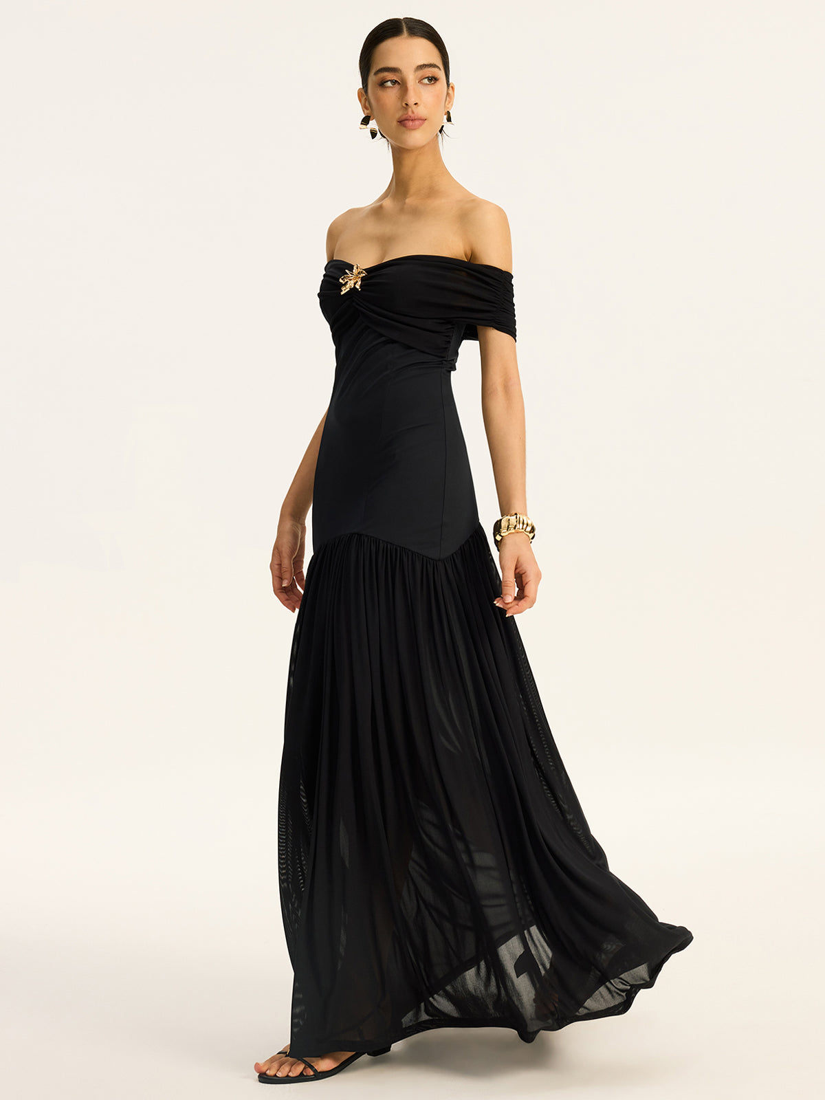 Robe longue semi-transparente à épaules dénudées avec panneaux en maille froncée