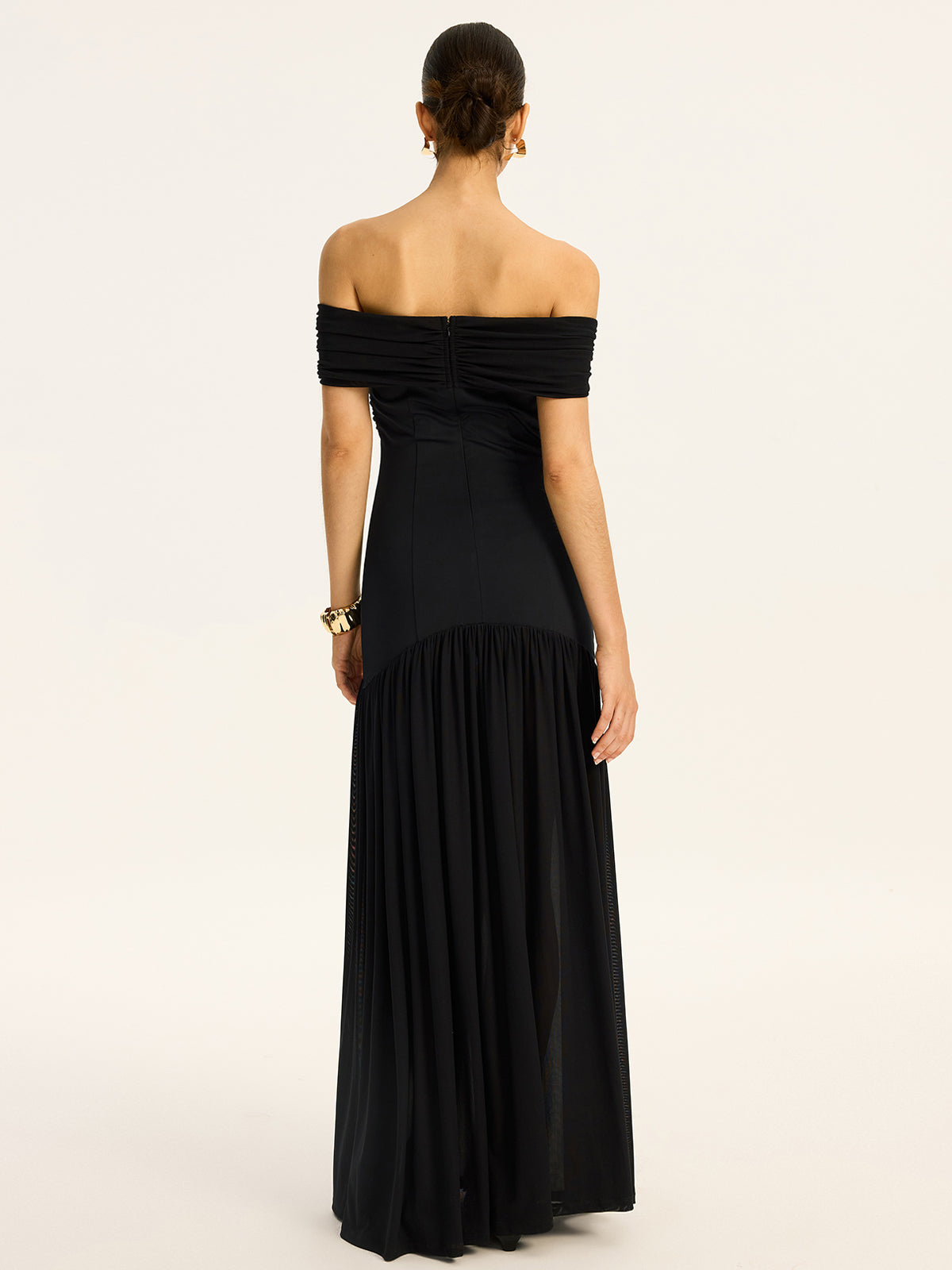 Robe longue semi-transparente à épaules dénudées avec panneaux en maille froncée