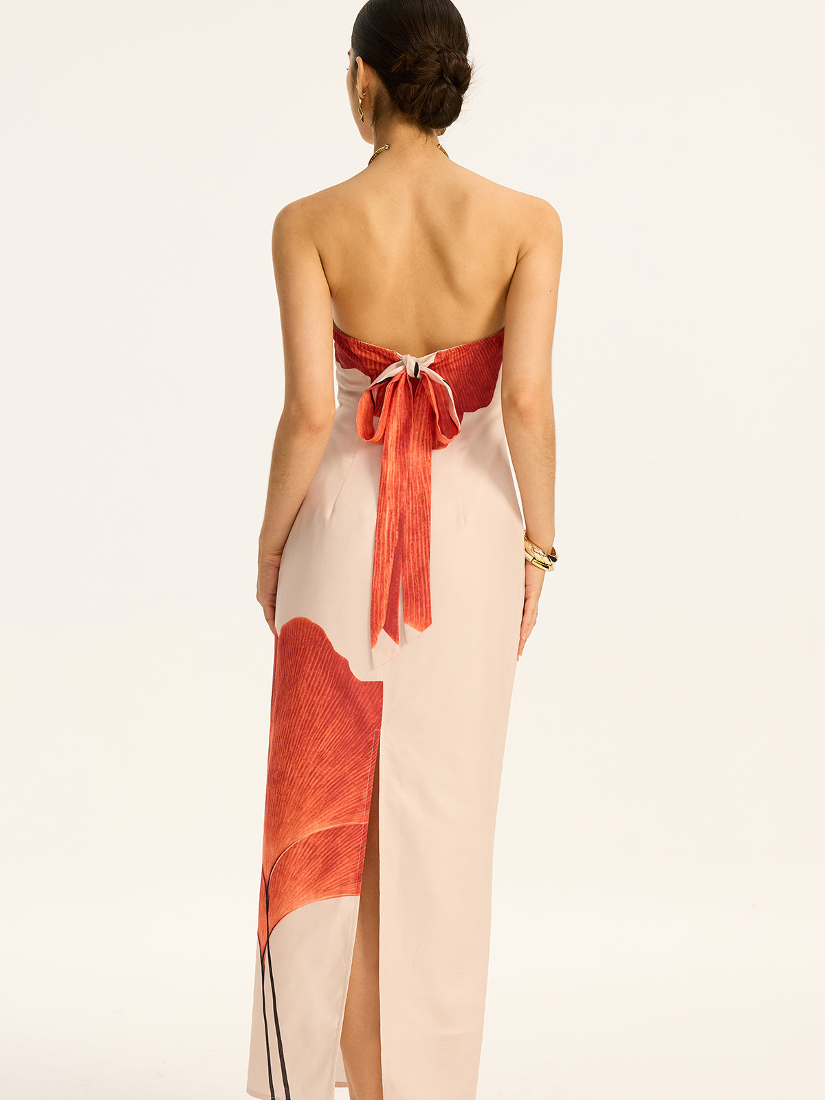 Trägerloses bedrucktes Maxikleid mit Rückenschleife und Schlitz