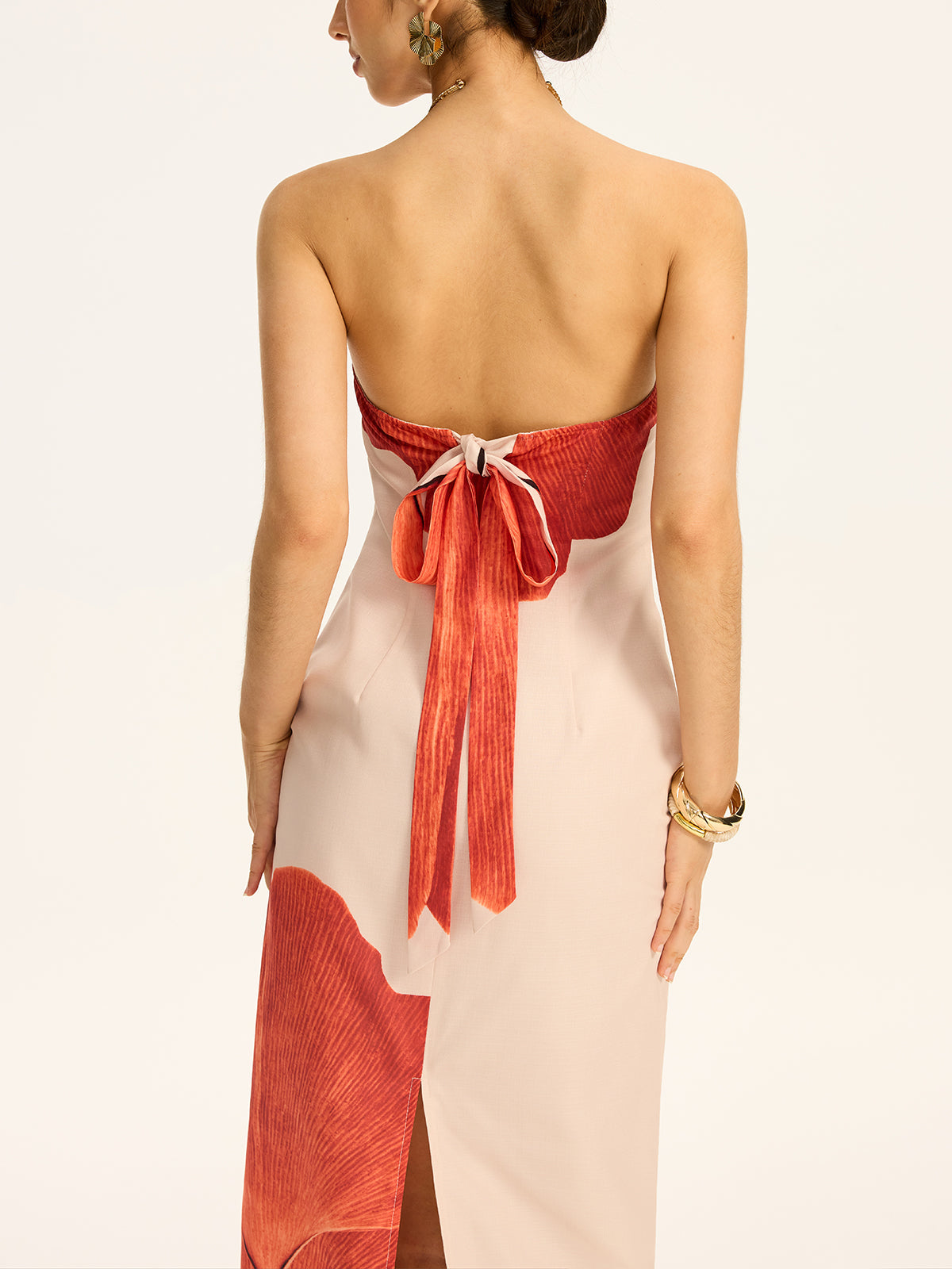 Trägerloses bedrucktes Maxikleid mit Rückenschleife und Schlitz
