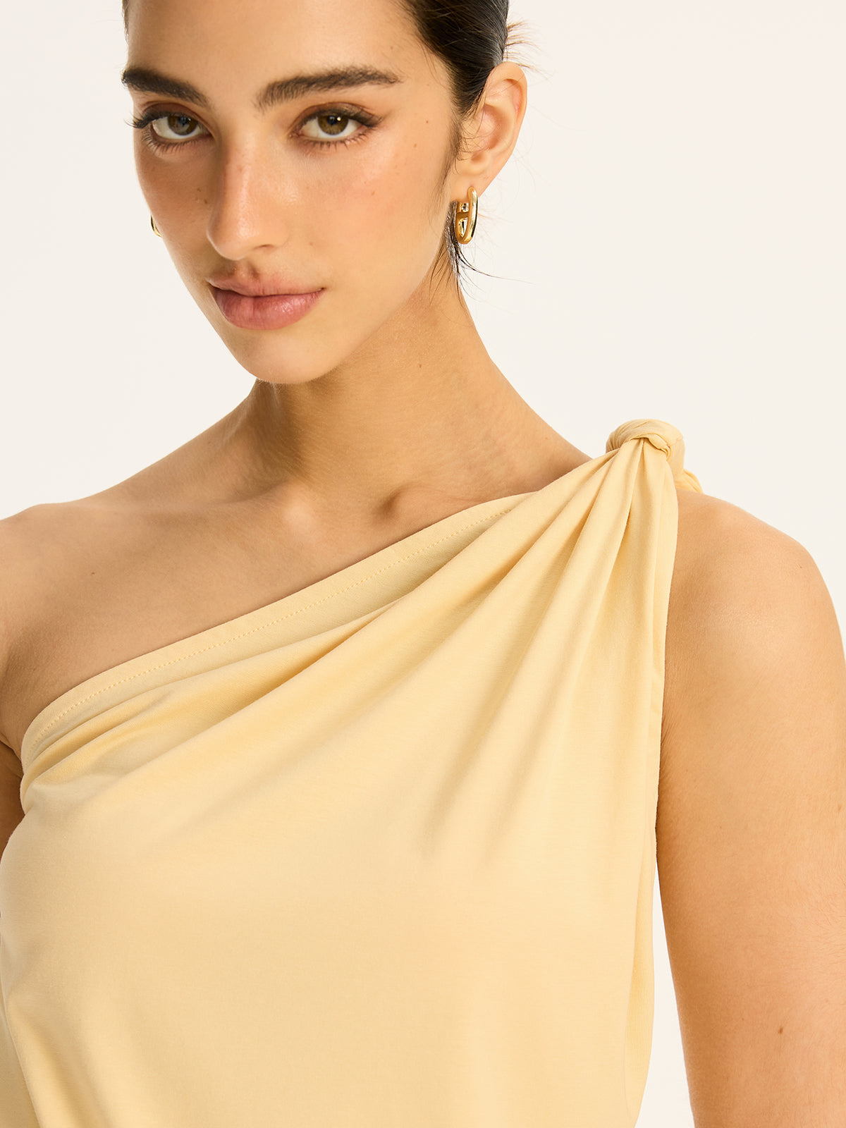 One-Shoulder Oberteil aus gerüschtem Strick