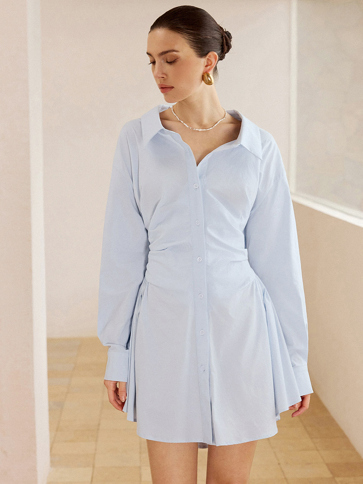 Mini-robe chemise plissée