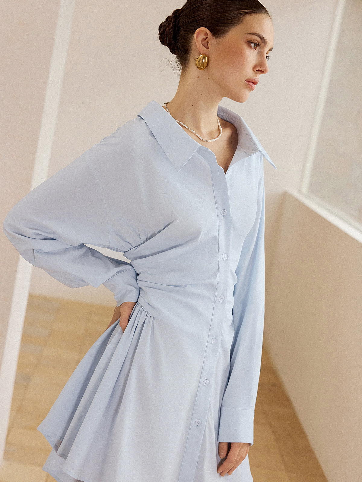 Mini-robe chemise plissée