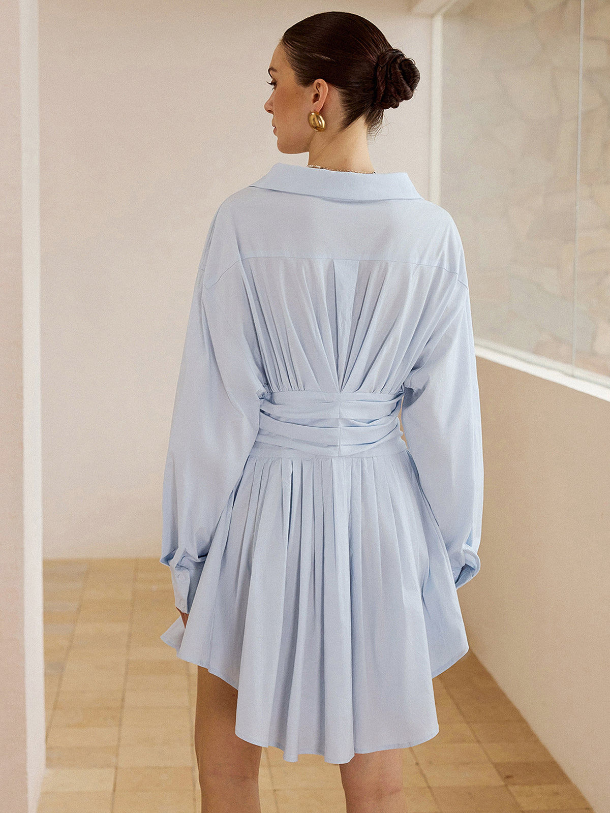 Mini-robe chemise plissée